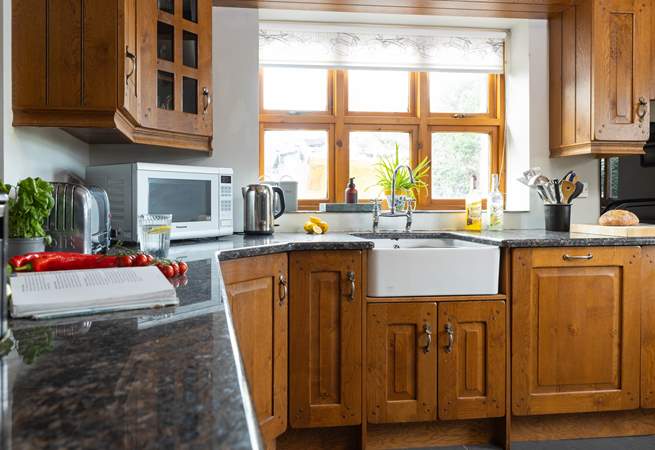 The cottage kitchen has everything a cook might need, why not try a new recipe using fresh local produce or baking a scrummy cake!