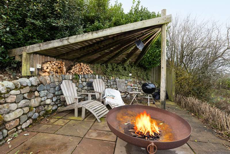 Enjoy the great outdoors in the glow of the fire-pit. Bliss. 