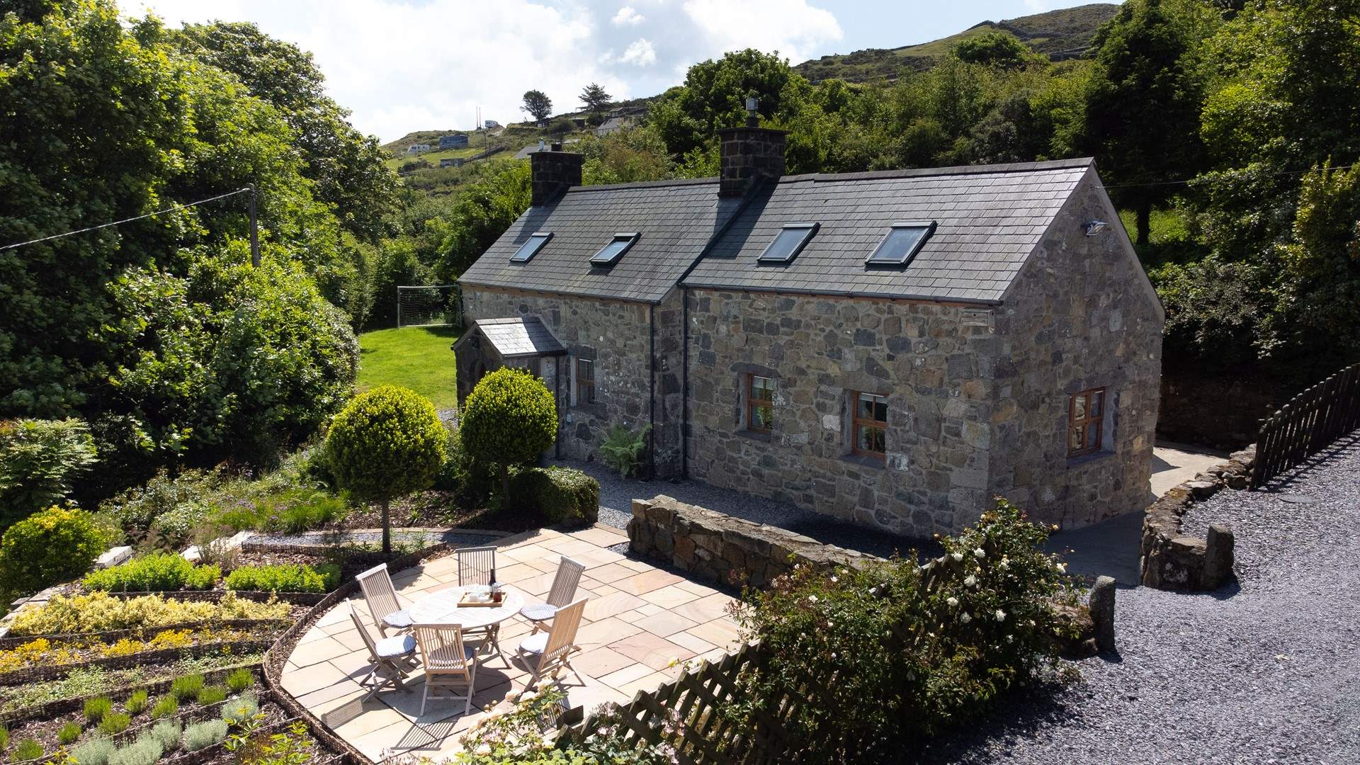 Welcome to Plas Hufen, with commanding views towards Snowdonia, very near the spectacular beaches on the Llyn peninsula. 
