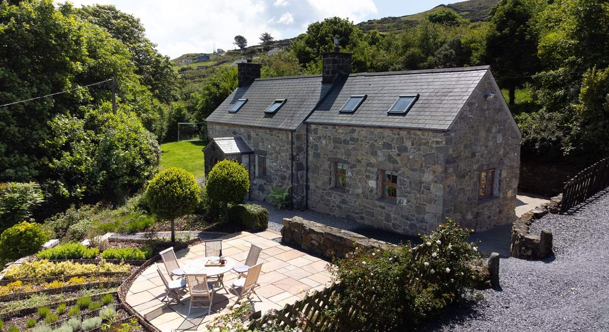 Welcome to Plas Hufen, with commanding views towards Snowdonia, very near the spectacular beaches on the Llyn peninsula. 