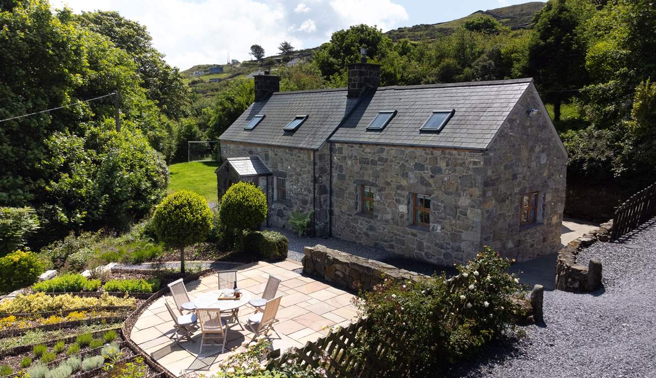 Welcome to Plas Hufen, with commanding views towards Snowdonia, very near the spectacular beaches on the Llyn peninsula. 
