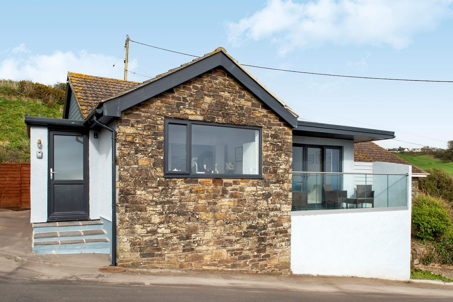Thanckes Lodge sits in the seaside hamlet of Portwrinkle.