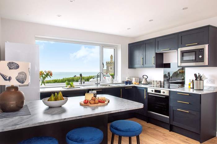 Thanckes Lodge is a 3 bedroom, dog friendly cottage with sea views near Whitsand Bay.