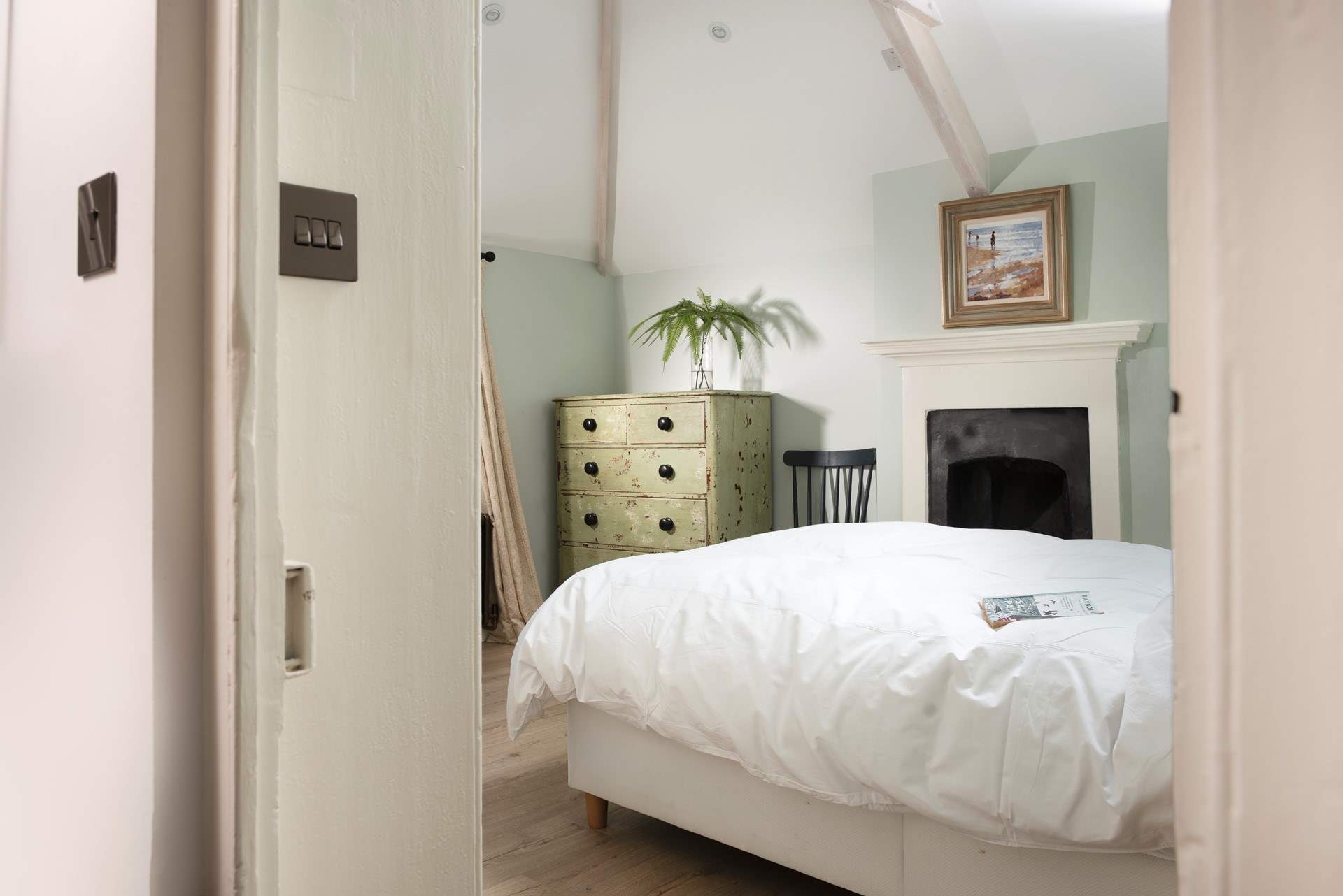 Let's take a peak in the bedrooms.