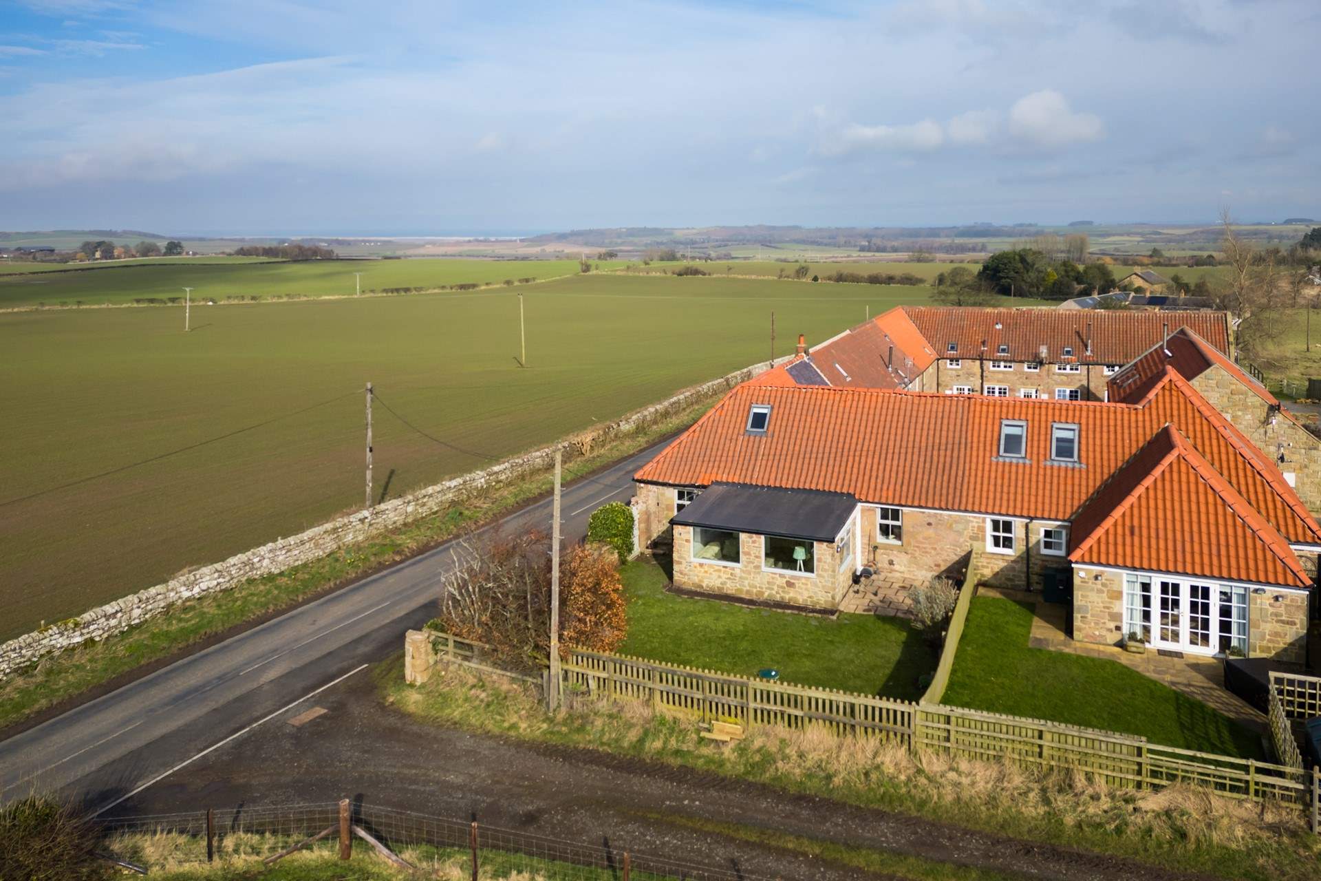 Barleycorn Cottage is situated in gorgeous countryside. You can glimpse the sea in the distance.