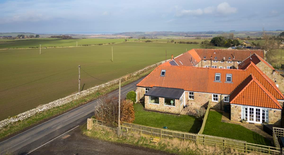 Barleycorn Cottage is situated in gorgeous countryside. You can glimpse the sea in the distance.