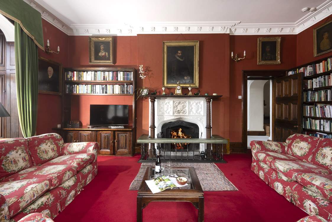 Another open fire to keep you warm and toasty of chillier evenings.