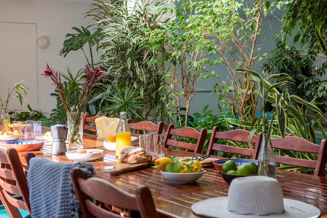 Why not have some holiday meals, poolside.