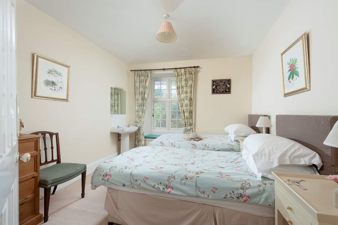 Bedroom 6 also has the option to be set up as twin beds or one super-king size bed, offering great flexibility for your party.