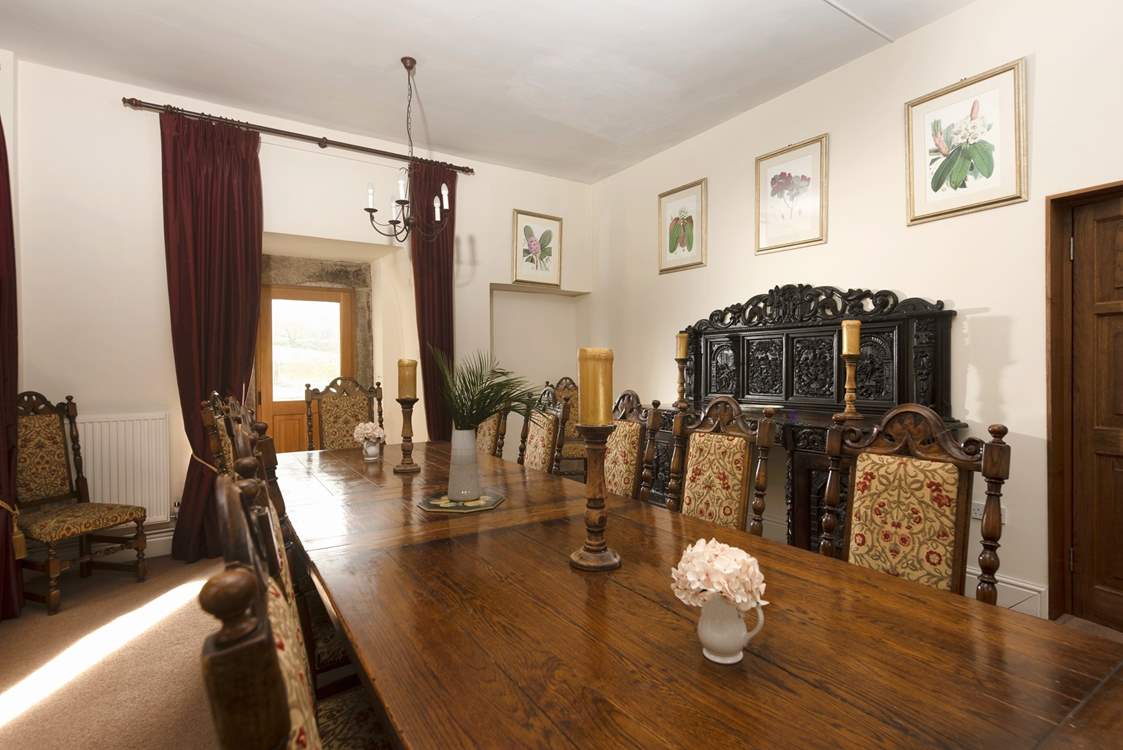 Plenty of room for all to gather, what wonderful mealtimes you will have.