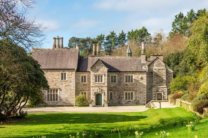 Lamellen House is a 7 bedroom, dog friendly holiday home near Port Isaac, North Cornwall.