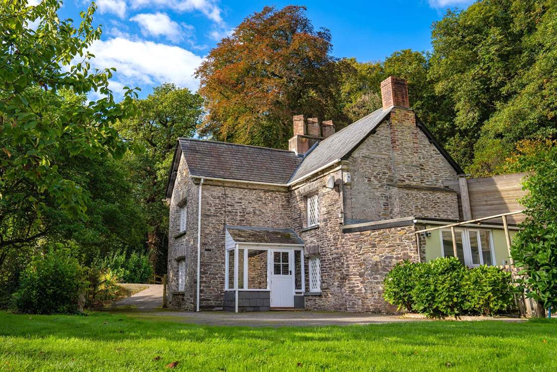 Welcome to Lamellen Lodge,  the gatehouse to the beautiful Lamellen Estate.