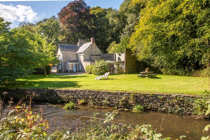 Lamellen Lodge is a 3 bedroom, dog friendly cottage near Port Isaac, North Cornwall.