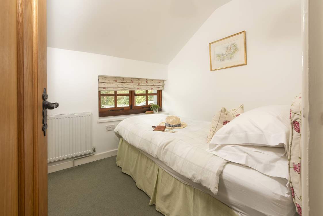 Take a peak into the single bedroom.