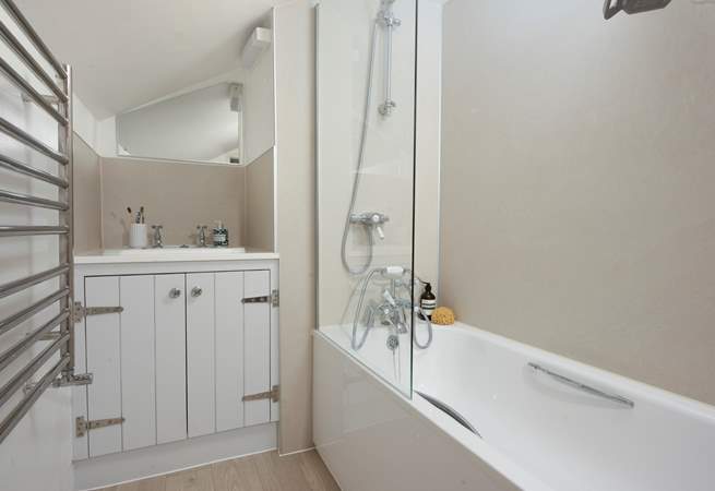 Enjoy leisurely holiday soaks or a quick freshen-up shower.