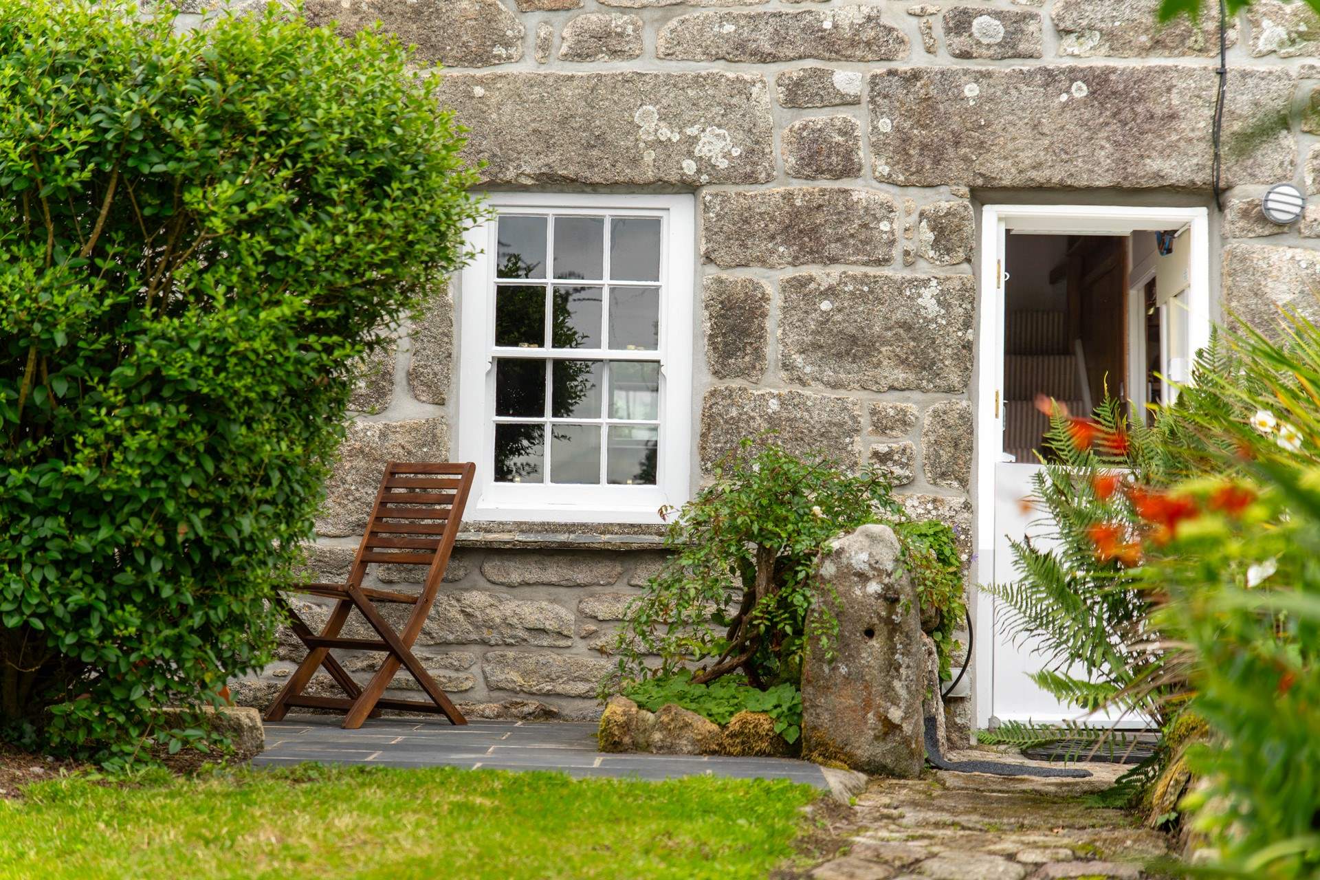 Outside, the pretty garden is a tranquil spot where you can enjoy lazy sunny days with a good book and end the day tucking into an al fresco supper.