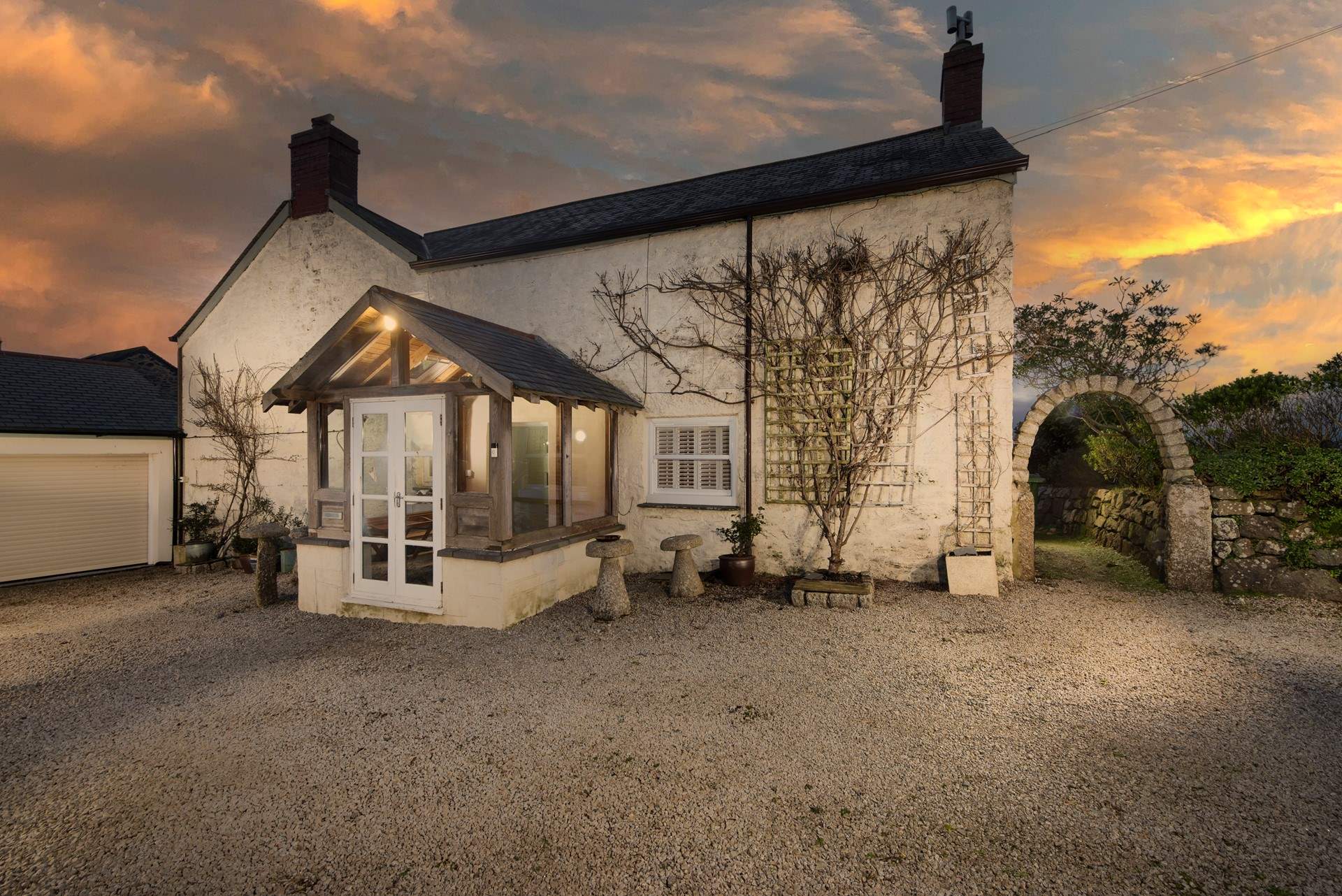 Welcome to Trebarvah Farmhouse. The arrival is designed to impress, a shared gravelled driveway leads to this gorgeous, detached property. 