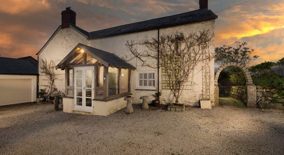 Welcome to Trebarvah Farmhouse. The arrival is designed to impress, a shared gravelled driveway leads to this gorgeous, detached property. 