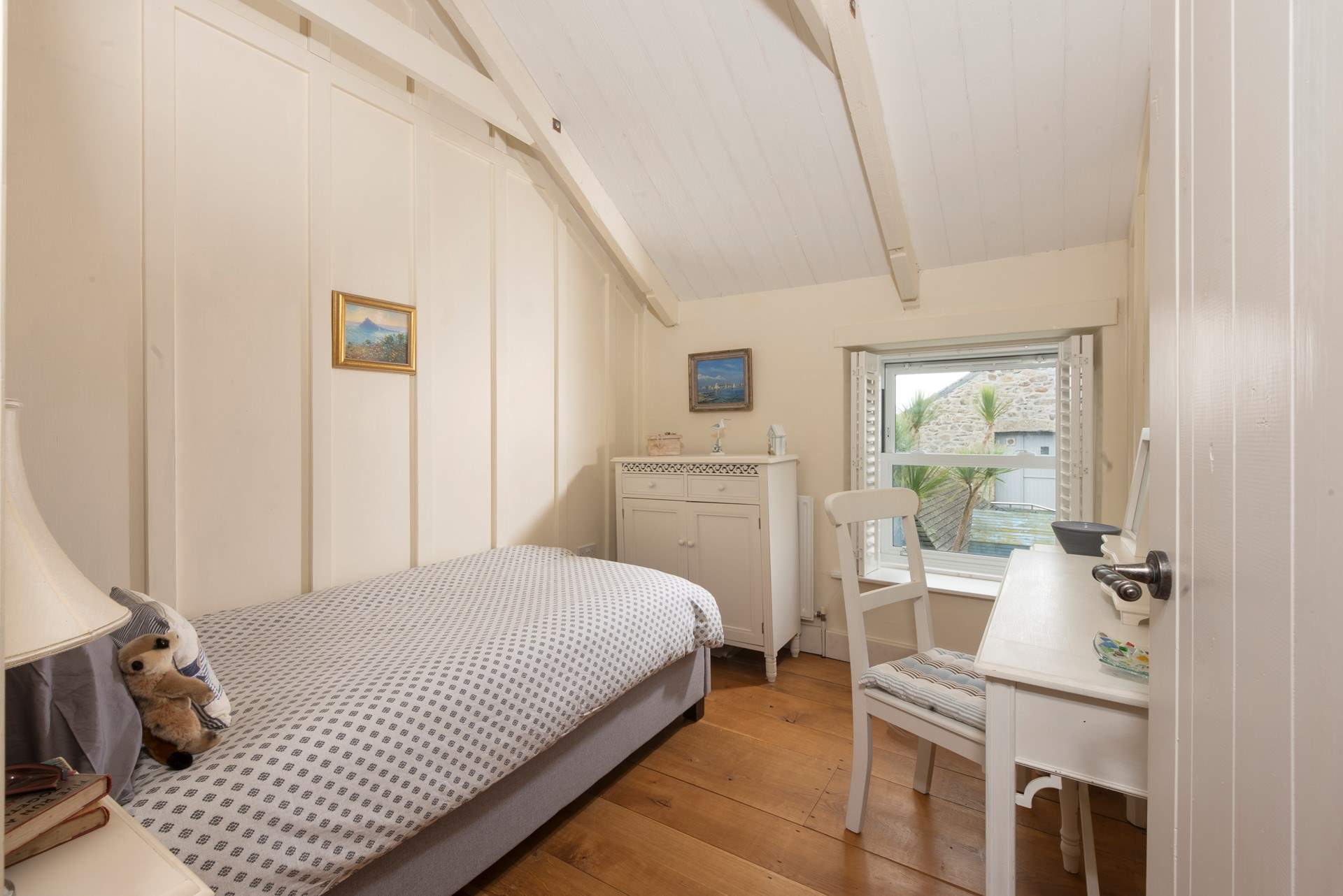 The sweet single bedroom. 