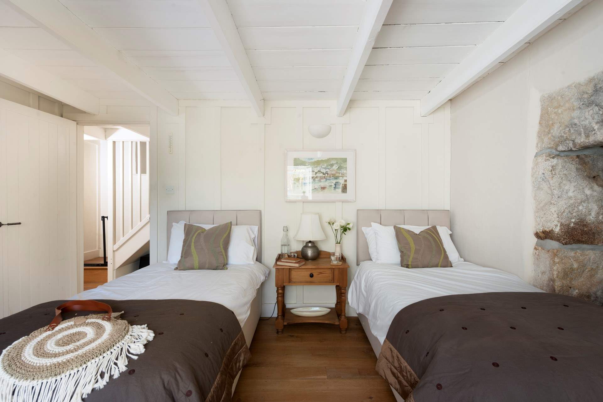 The cosy twin bedroom.