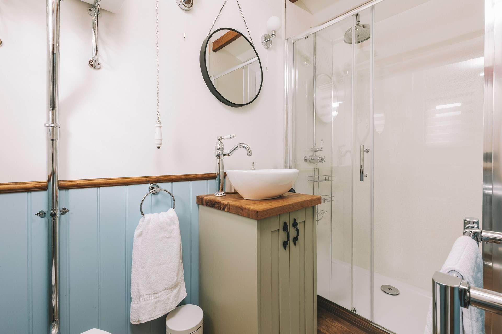 At the end of the hut you will find the shower-room with WC.