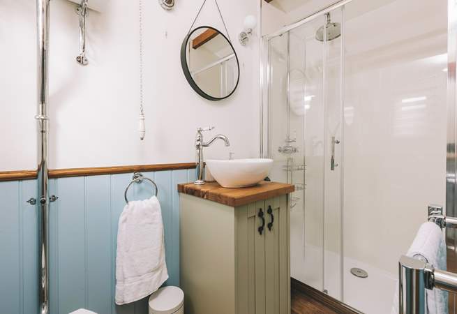 At the end of the hut you will find the shower-room with WC.