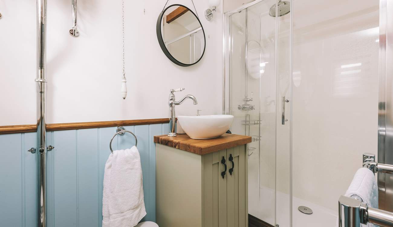 At the end of the hut you will find the shower-room with WC.