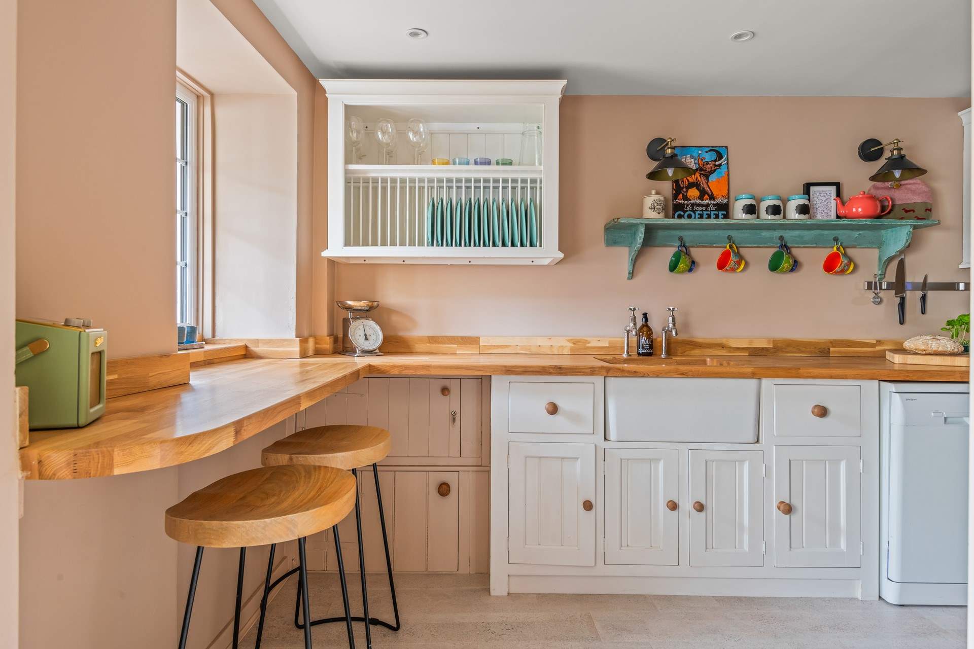 Plentiful workspace to really unpack and make yourself at home.