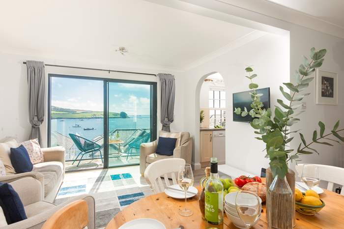 Seaview is a 2 bedroom holiday cottage with sea views in St Mawes, South Cornwall.