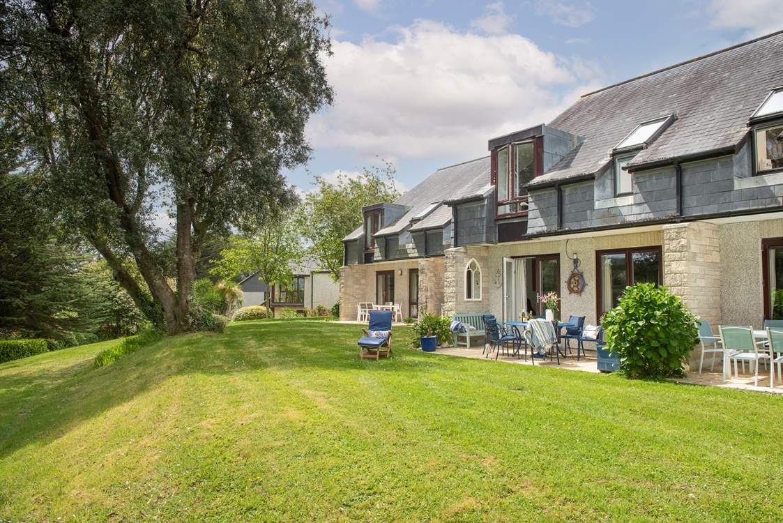 65 Lower Maen Cottage is the middle property with the lovely blue furniture.