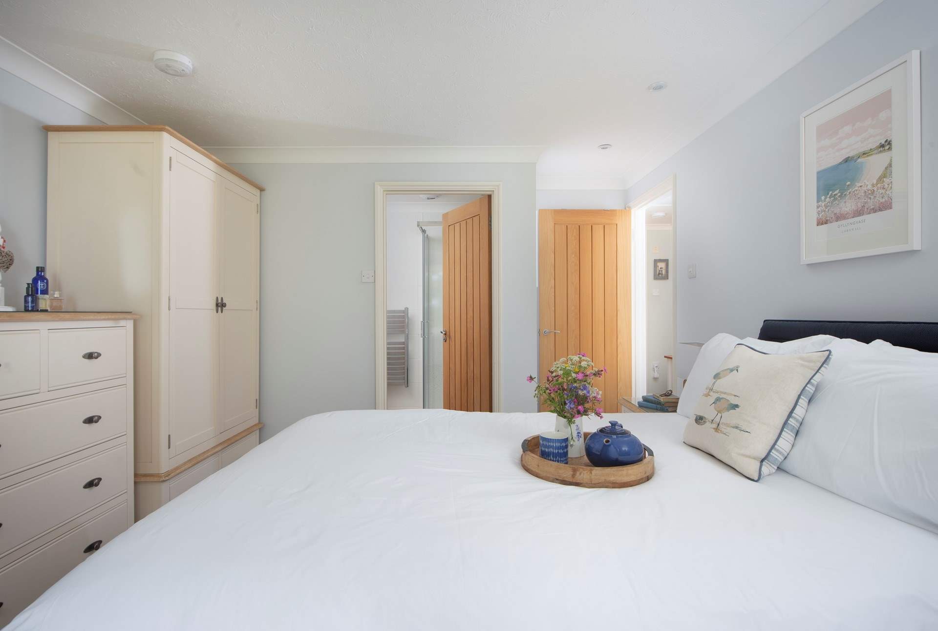 The main bedroom has its own en suite shower-room. 