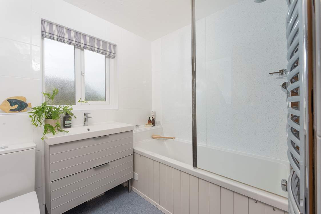 The light and airy family bathroom.