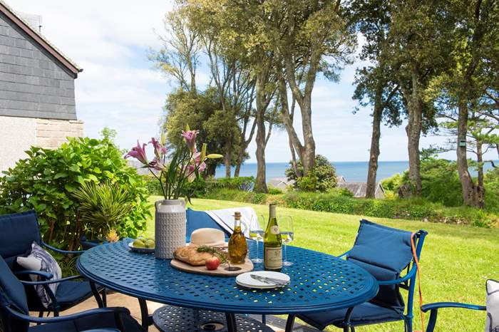 65 Lower Maen Cottage is a 3 bedroom cottage with sea views near Falmouth, South Cornwall.