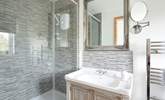 Wake-up moments in this large en suite shower. - Thumbnail Image