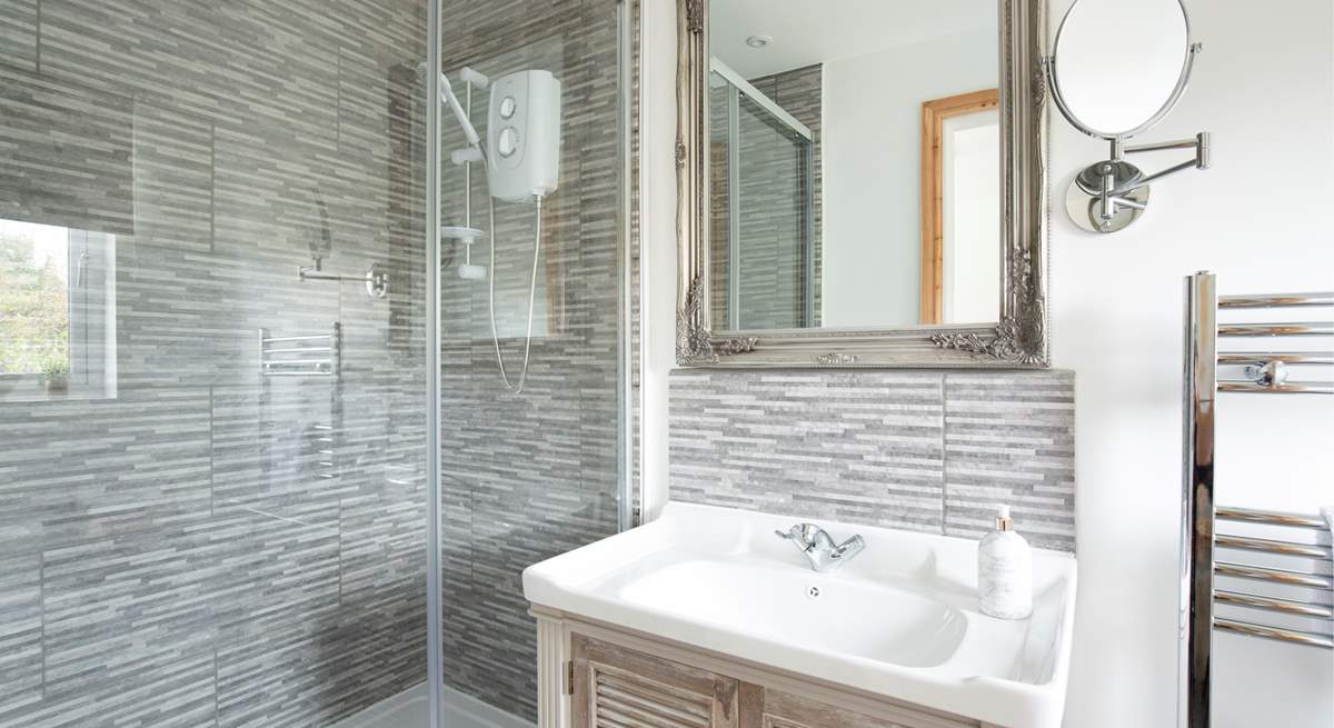 Wake-up moments in this large en suite shower.