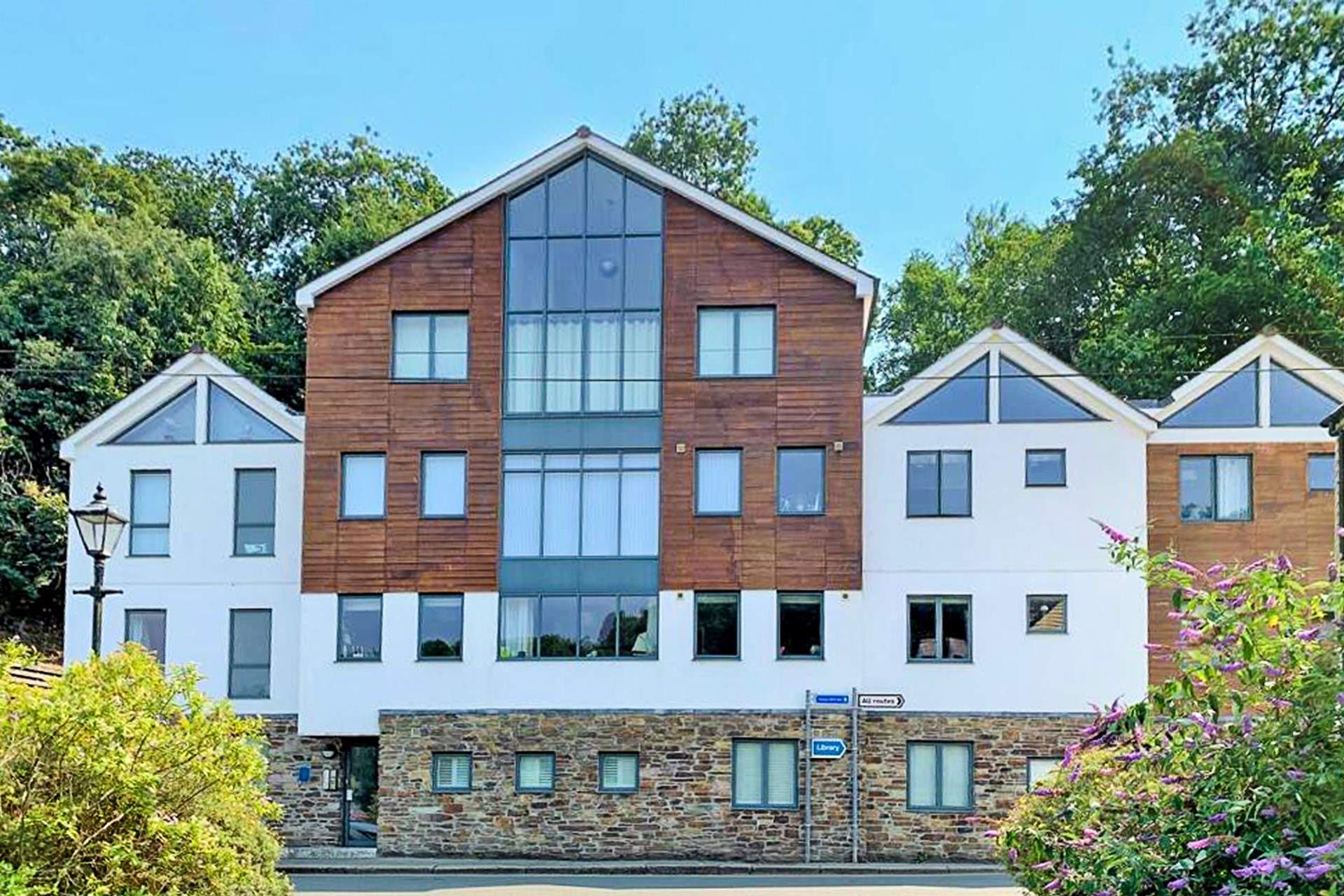 Blue Mill Retreat is found on the ground floor of the Blue Mill building and is situated at one end of the town, close to the Bodinnick Ferry Crossing.