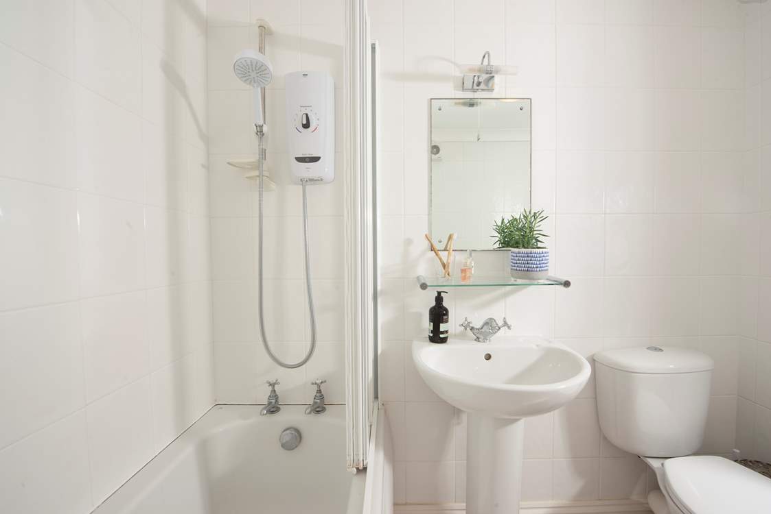 The spacious bathroom.