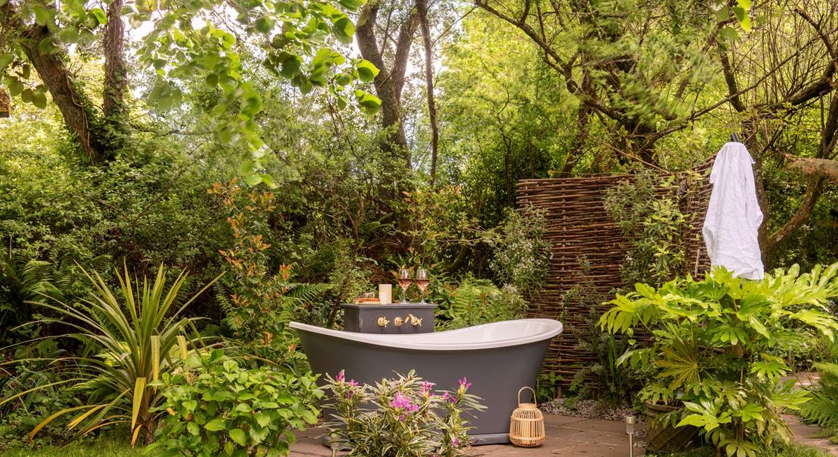 Lie back in your secluded outdoor bathtub and listen to the birdsong around you.