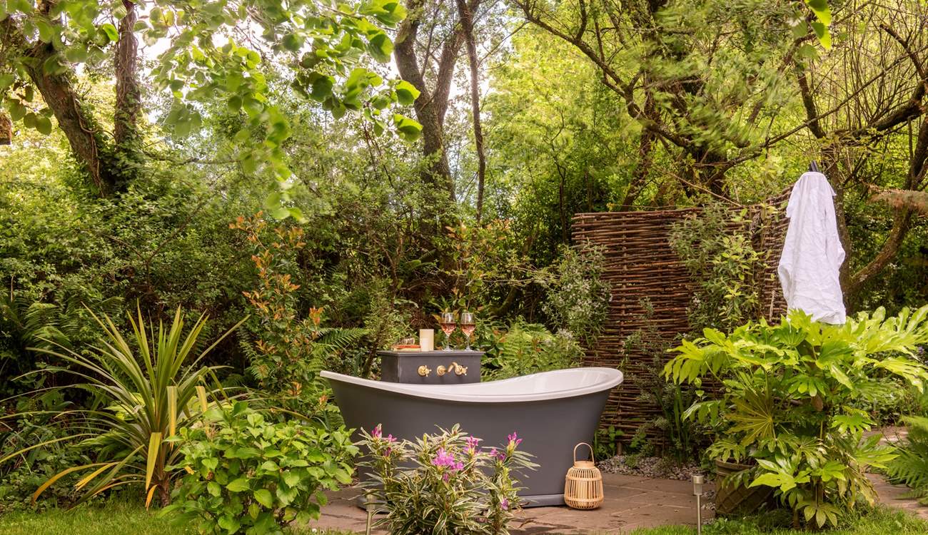 Lie back in your secluded outdoor bathtub and listen to the birdsong around you.
