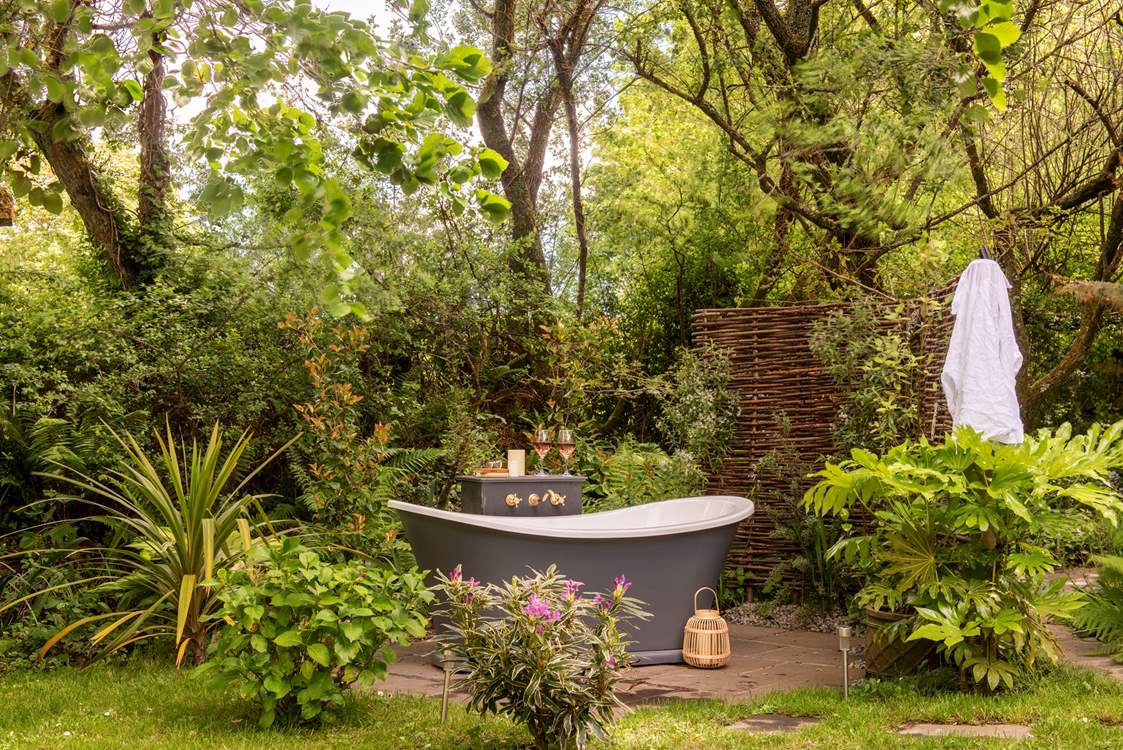 Lie back in your secluded outdoor bathtub and listen to the birdsong around you.