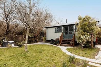 Owl's Rest. Sleeps 2, 2.9 miles NW of Coverack