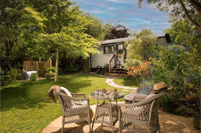 Owl's Rest is a Dog friendly shepherds hut with outdoor bath near Coverack, South Cornwall.
