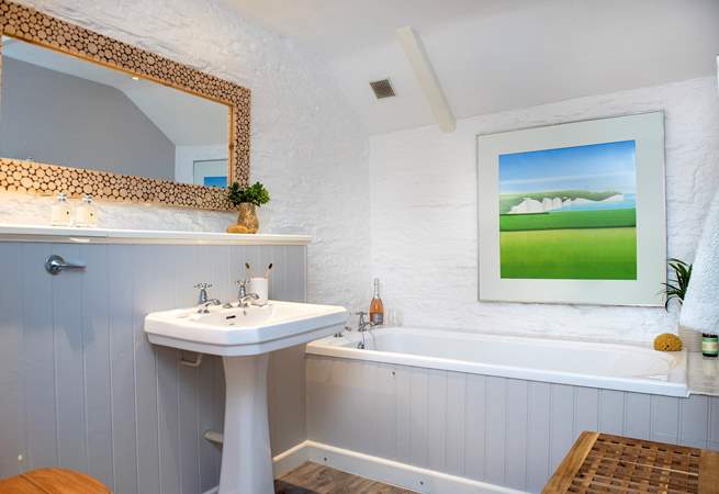 Deer Park has three bathrooms and a separate shower-room, plenty of options for everyone.