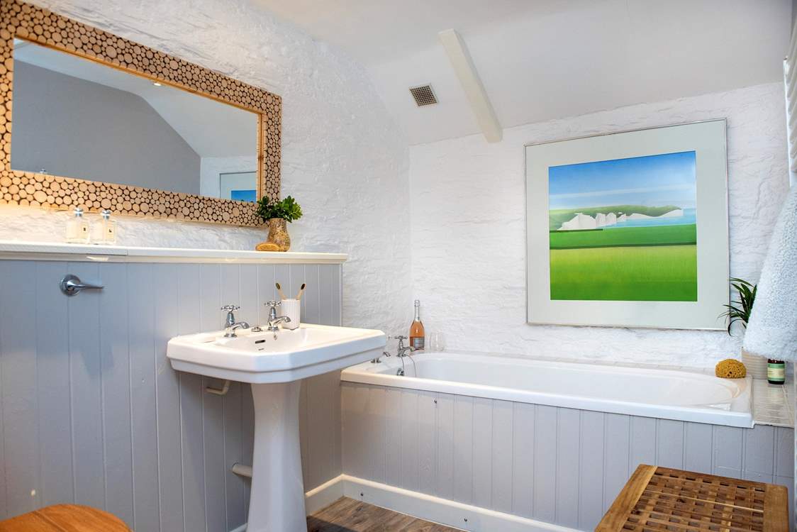 Deer Park has three bathrooms and a separate shower-room, plenty of options for everyone.