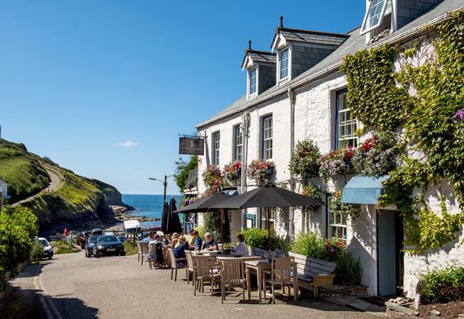 The little bay of Port Gaverne is reached just before Port Isaac. Make time to treat yourself to a drink or meal at the gastro pub in the Port Gaverne Hotel.
