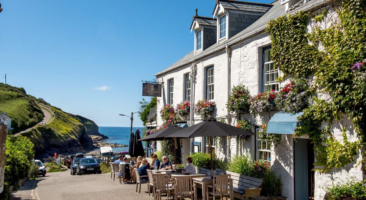 The little bay of Port Gaverne is reached just before Port Isaac. Make time to treat yourself to a drink or meal at the gastro pub in the Port Gaverne Hotel.