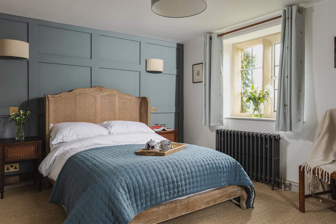 Enjoy breakfast in bed with dreamy period features.