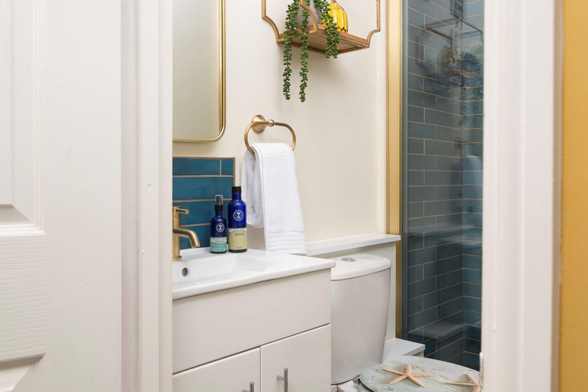 An en suite power shower to wash your sandy toes after enjoying the 
 sandy beach.