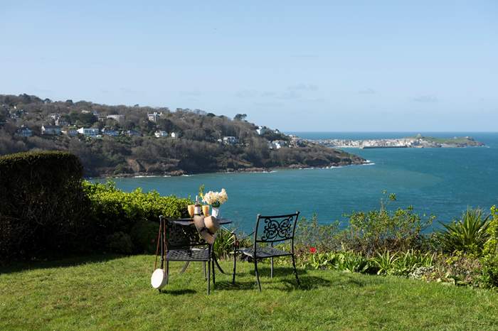 The Secret Seascape is a 2 bedroom holiday apartment near the beach in St Ives, West Cornwall.