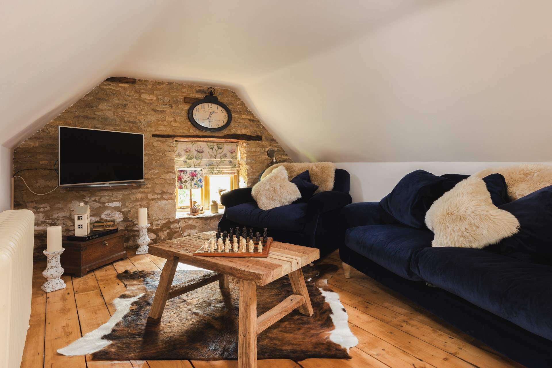 What a cosy living area!